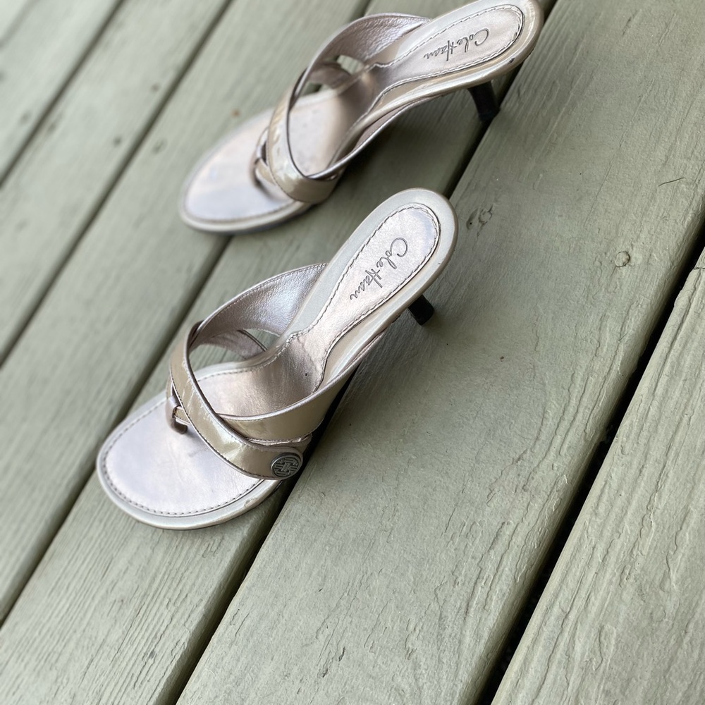 Cole Hann - Lovely cream color patent leather thong sandals with 2” heels, 9.5 - Picture 3 of 9
